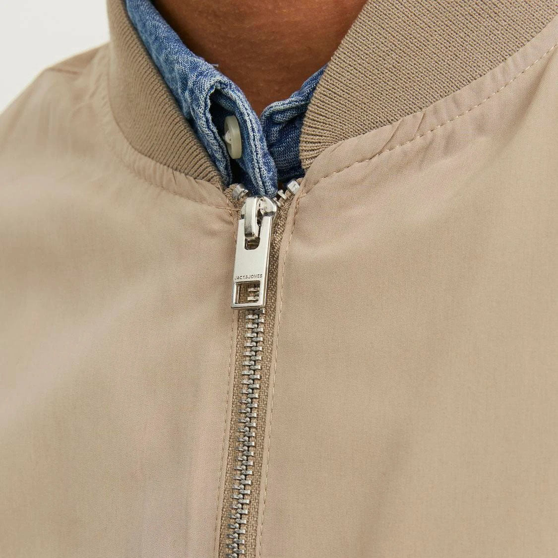 JACK & JONES BOMBER JOMER BOMBER BEIGE - 12165203/SWX-MHI-2022 BEIGE
